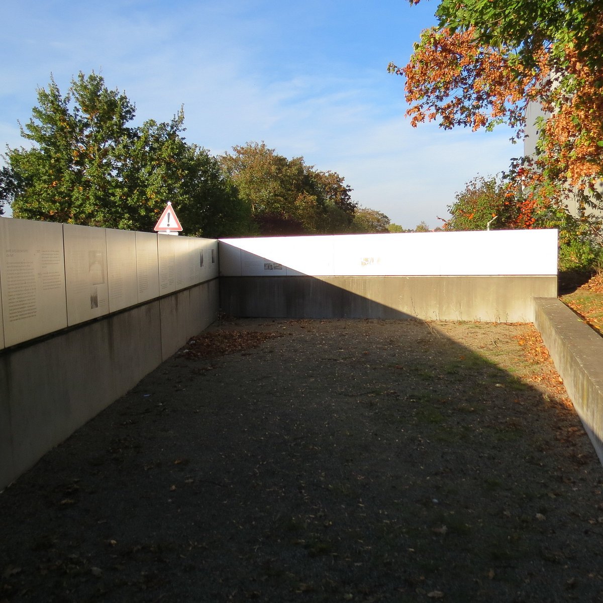 🕊️ 노이에 브렘 게슈타포 수용소 추모지 (게덴크슈테테 게슈타포-라거 노이에 브렘)